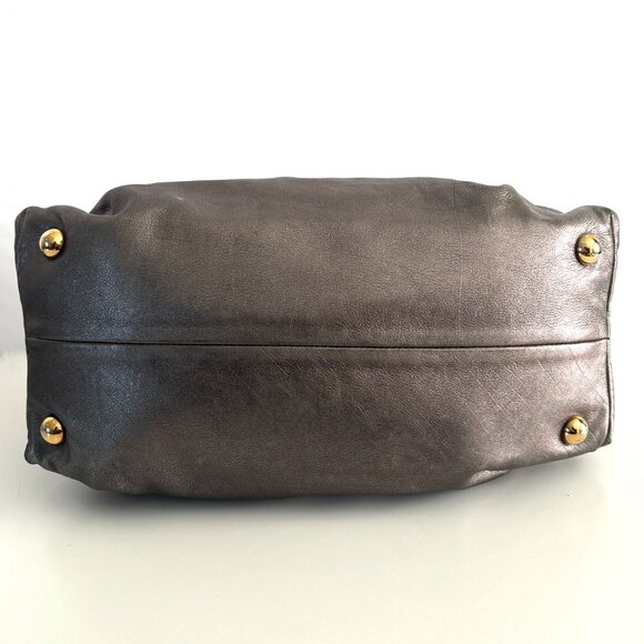 Valentino Garavani Metallic Leather Rockstud Pleated Bag - Picture 4 of 16